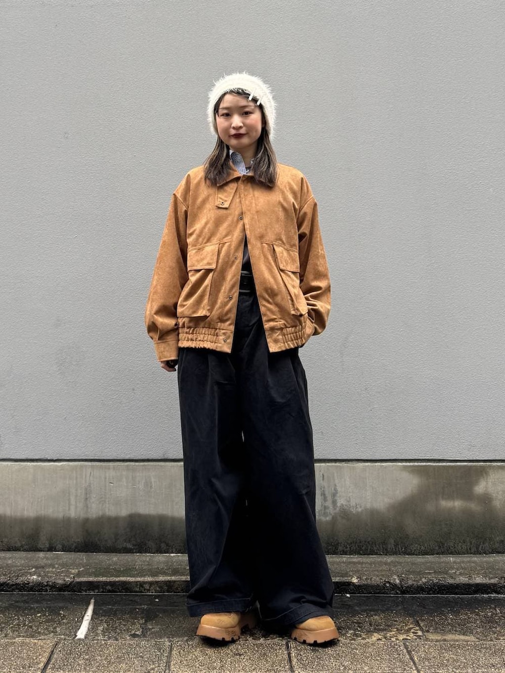 ブルー系のシャツ/ブラウス、ブラウン系のブルゾン、ブラック系のチノパンツを着用したレディースの春コーディネートの4枚目の写真