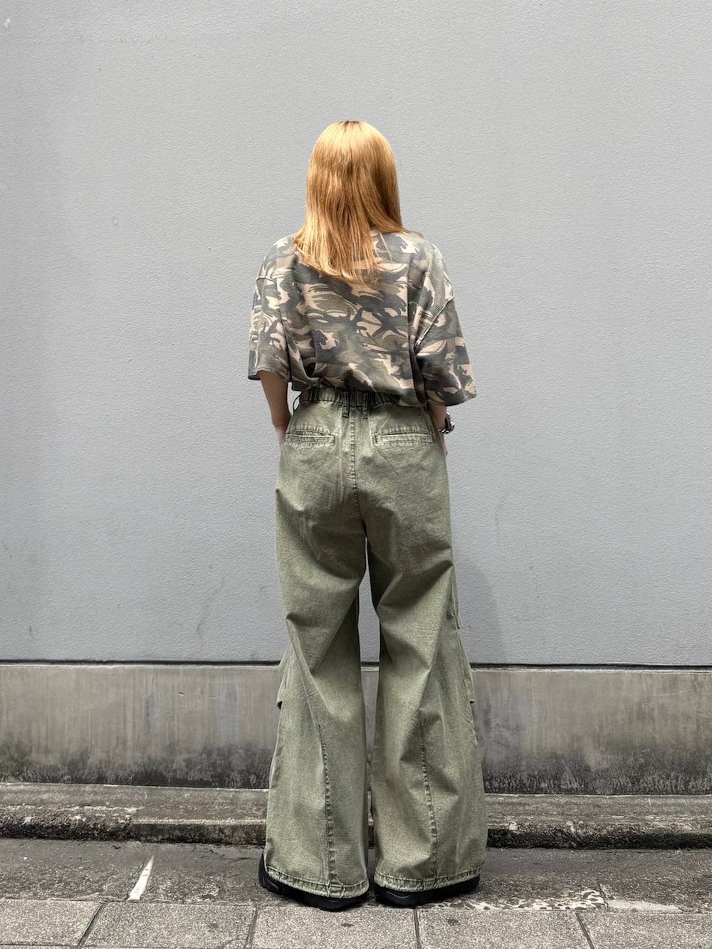 ブラック系のローファー、グリーン系のカーゴパンツ、ブラウン系のTシャツ/カットソーを着用したレディースの春コーディネートの8枚目の写真