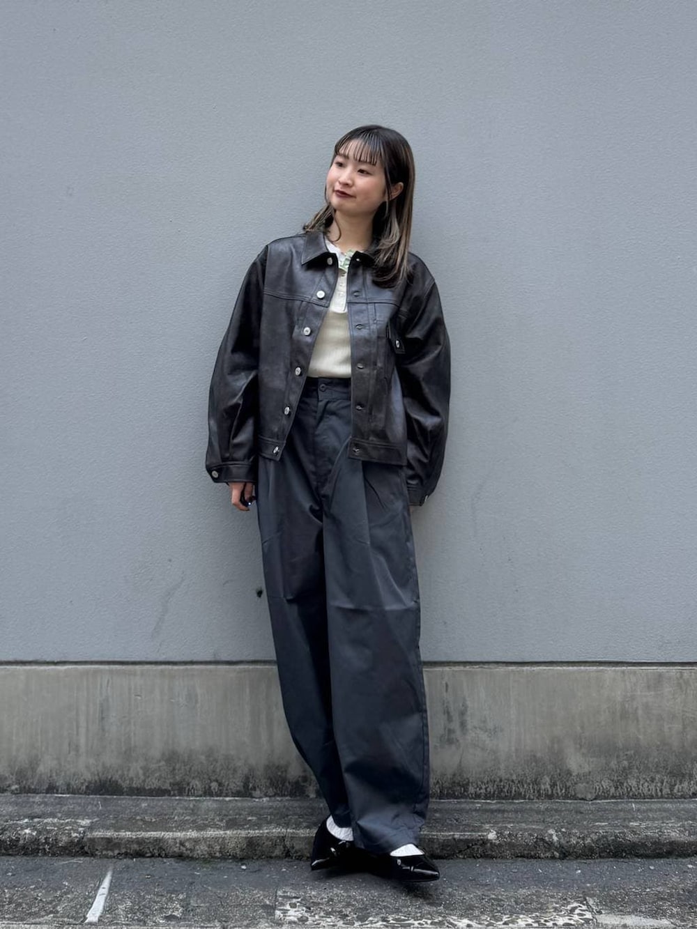 グレー系のチノパンツ、レッド系のパンプス、ブラウン系のブルゾンを着用したレディースの春コーディネートの3枚目の写真