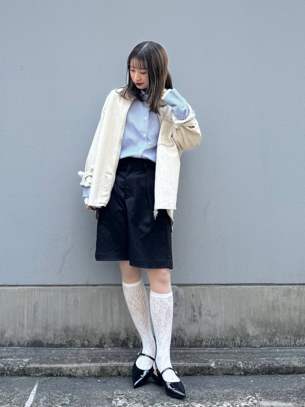 ブラック系のパンプス、ブラック系のスラックス、ブルー系のシャツ/ブラウスを着用したレディースの春コーディネートの4枚目の写真