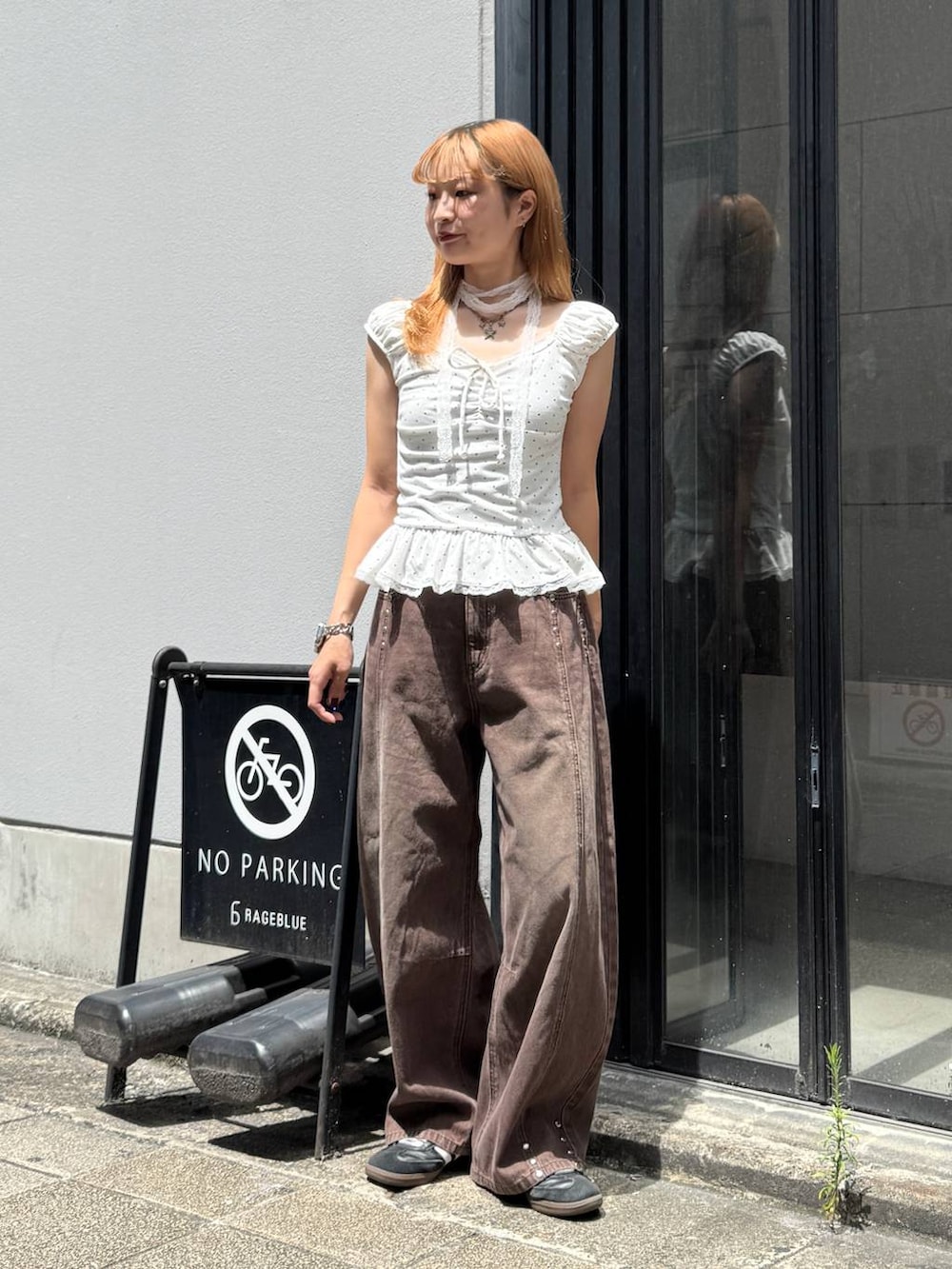ブラウン系のデニムパンツ、ホワイト系のTシャツ/カットソーを着用したレディースの夏コーディネートの3枚目の写真