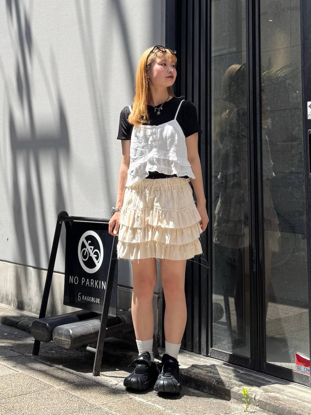 ブラック系のTシャツ/カットソー、ホワイト系のキャミソール、ホワイト系のスカートを着用したレディースの夏コーディネートの2枚目の写真