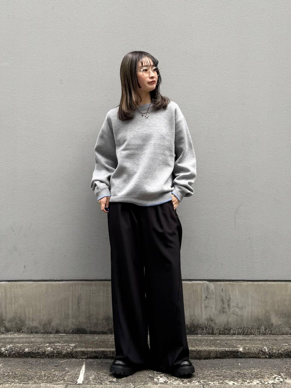 その他のローファー、ブラック系のスラックス、グレー系のニット/セーターを着用したレディースの春コーディネートの2枚目の写真