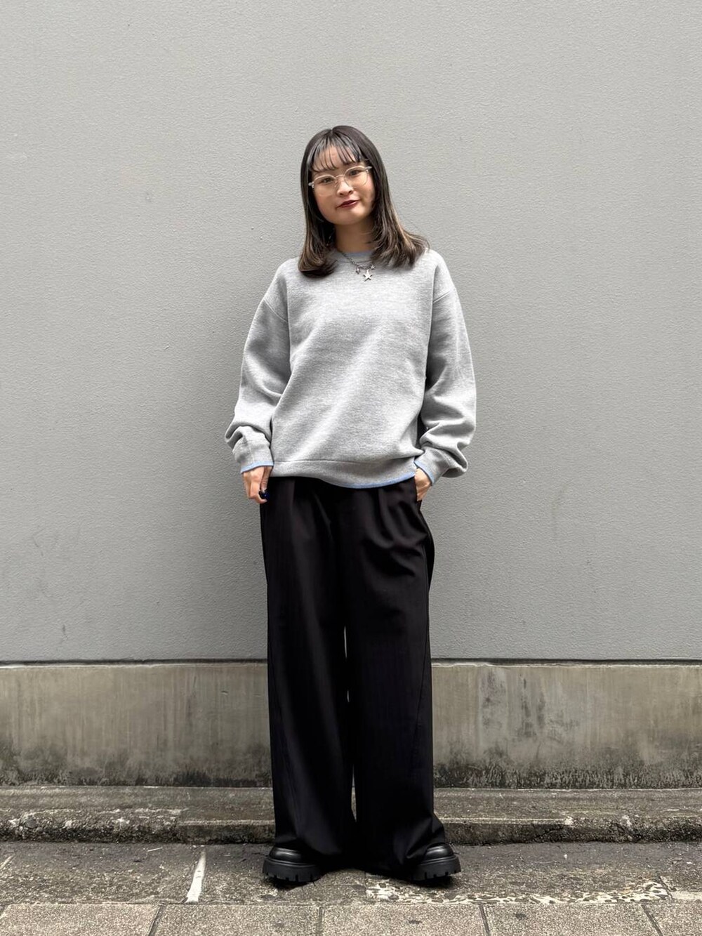 その他のローファー、ブラック系のスラックス、グレー系のニット/セーターを着用したレディースの春コーディネートの3枚目の写真