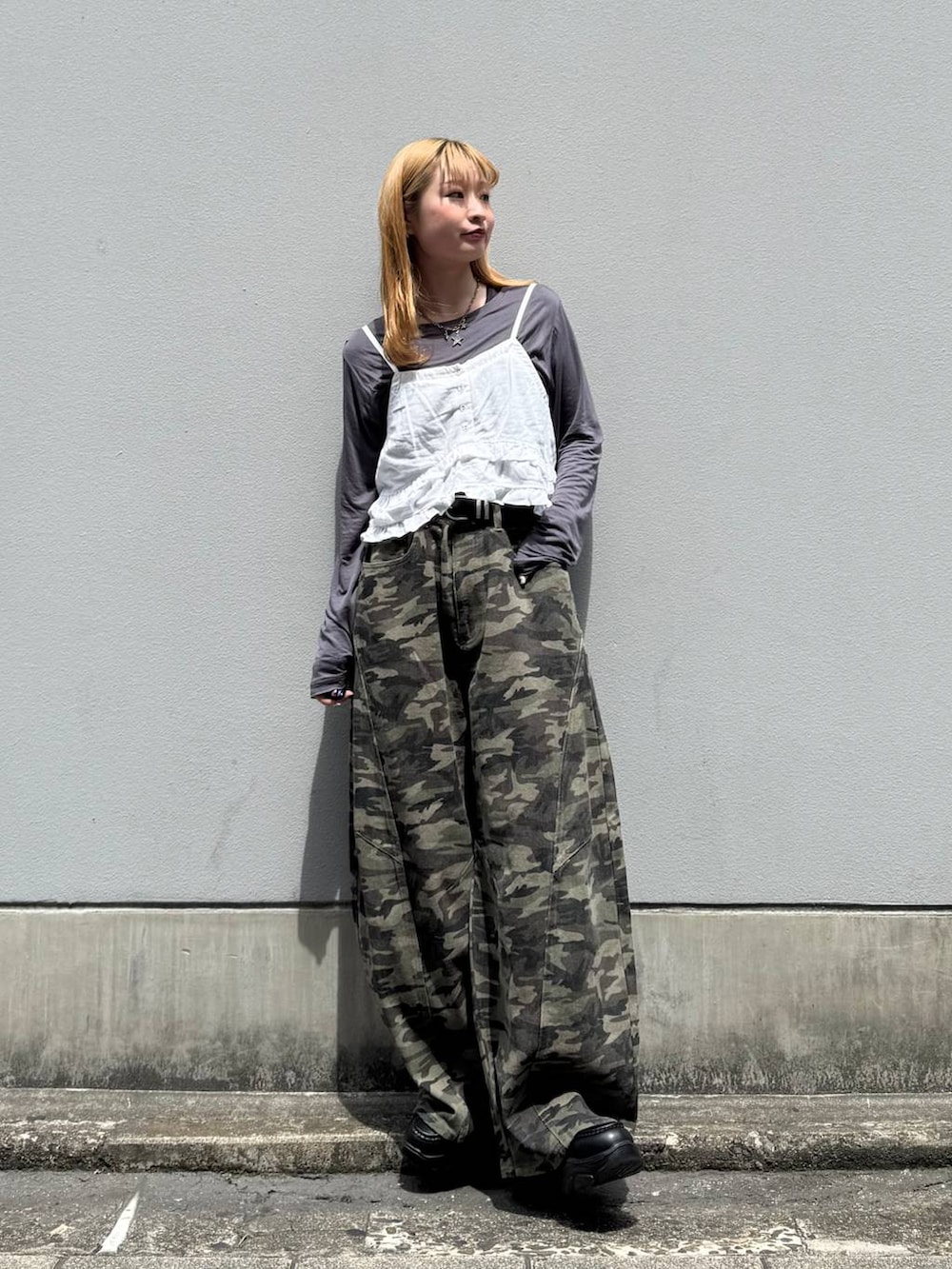 ブラック系のローファー、グレー系のTシャツ/カットソー、ホワイト系のキャミソールを着用したレディースの夏コーディネートの2枚目の写真