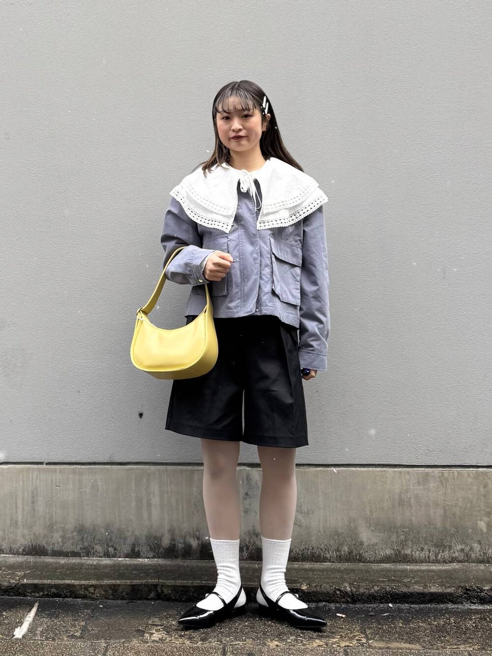ホワイト系のシャツ/ブラウス、ブラック系のパンプス、ブラック系のスラックスを着用したレディースの春コーディネートの4枚目の写真
