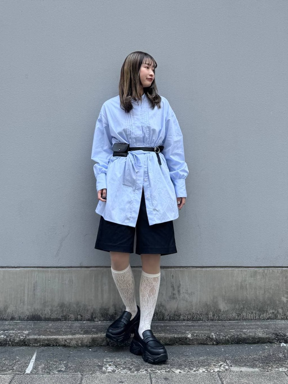 ブラック系のローファー、ブラック系のスラックス、ブルー系のシャツ/ブラウスを着用したレディースの春コーディネートの4枚目の写真