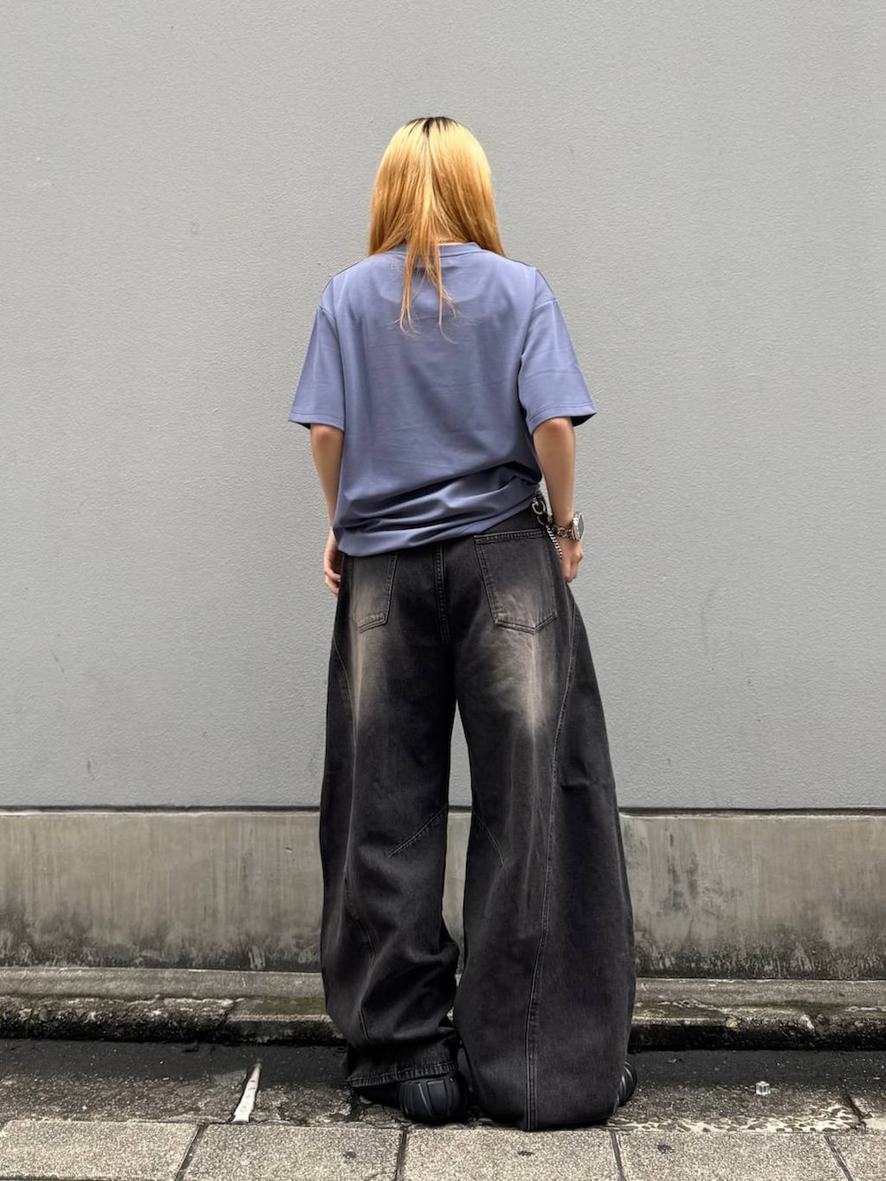 ブラック系のデニムパンツ、ブルー系のTシャツ/カットソー、グレー系のサングラスを着用したレディースの夏コーディネートの6枚目の写真