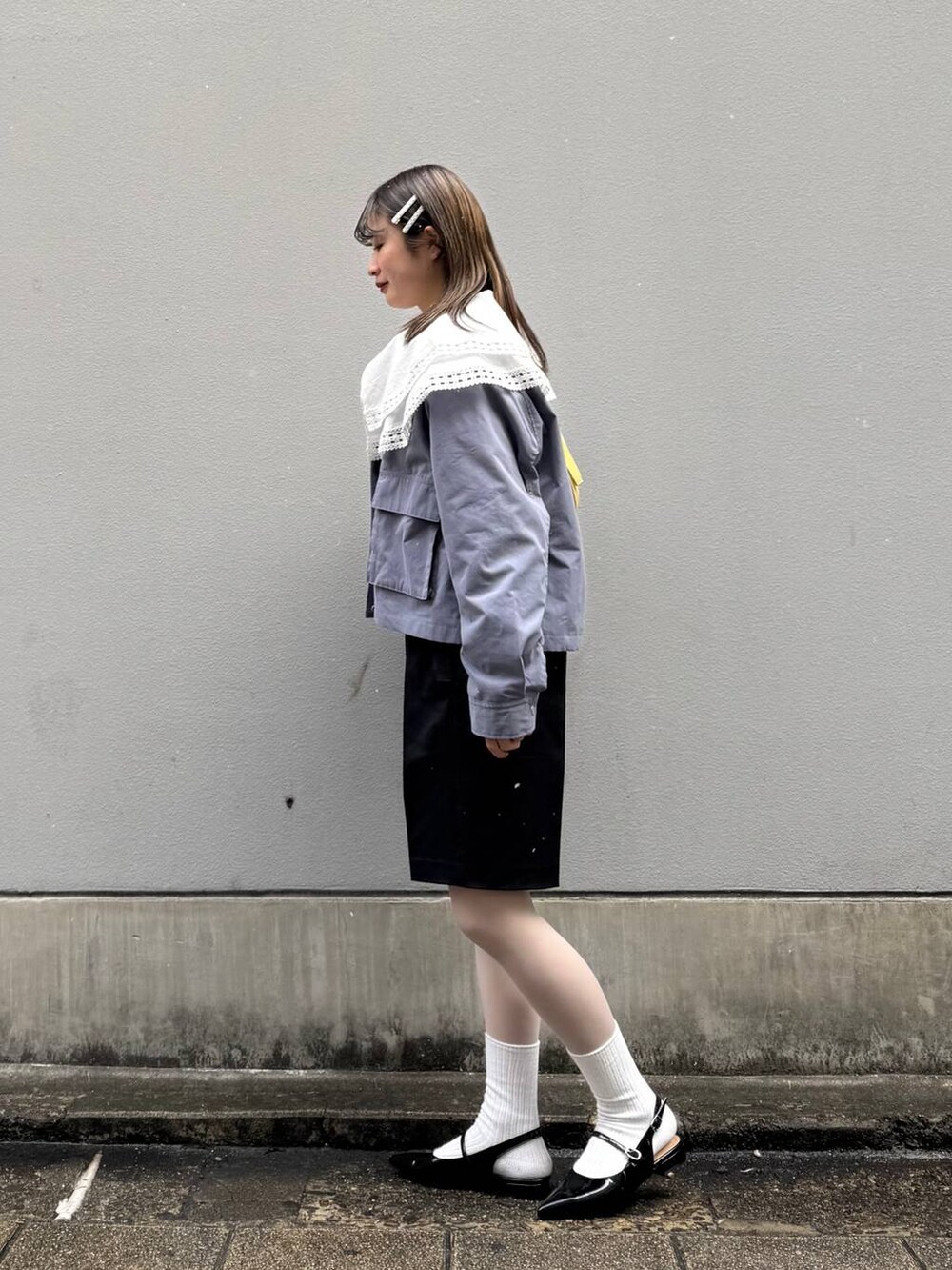 ホワイト系のシャツ/ブラウス、ブラック系のパンプス、ブラック系のスラックスを着用したレディースの春コーディネートの5枚目の写真