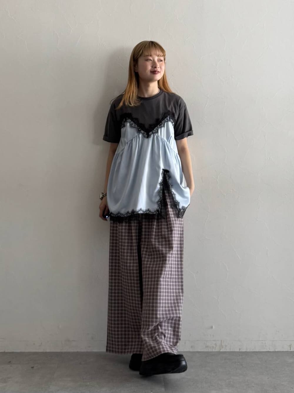 ブラック系のローファー、ピンク系のスラックス、グレー系のTシャツ/カットソーを着用したレディースの春コーディネートの5枚目の写真