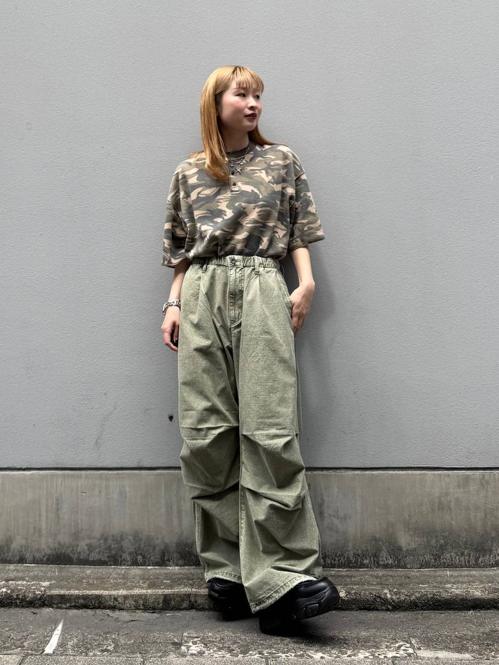 ブラック系のローファー、グリーン系のカーゴパンツ、ブラウン系のTシャツ/カットソーを着用したレディースの春コーディネートの3枚目の写真