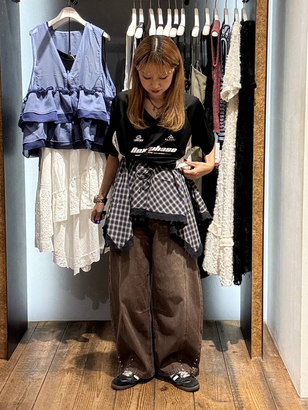 ブラック系のTシャツ/カットソー、ブラウン系のデニムパンツ、ブルー系のキャミソールを着用したレディースの夏コーディネートの2枚目の写真