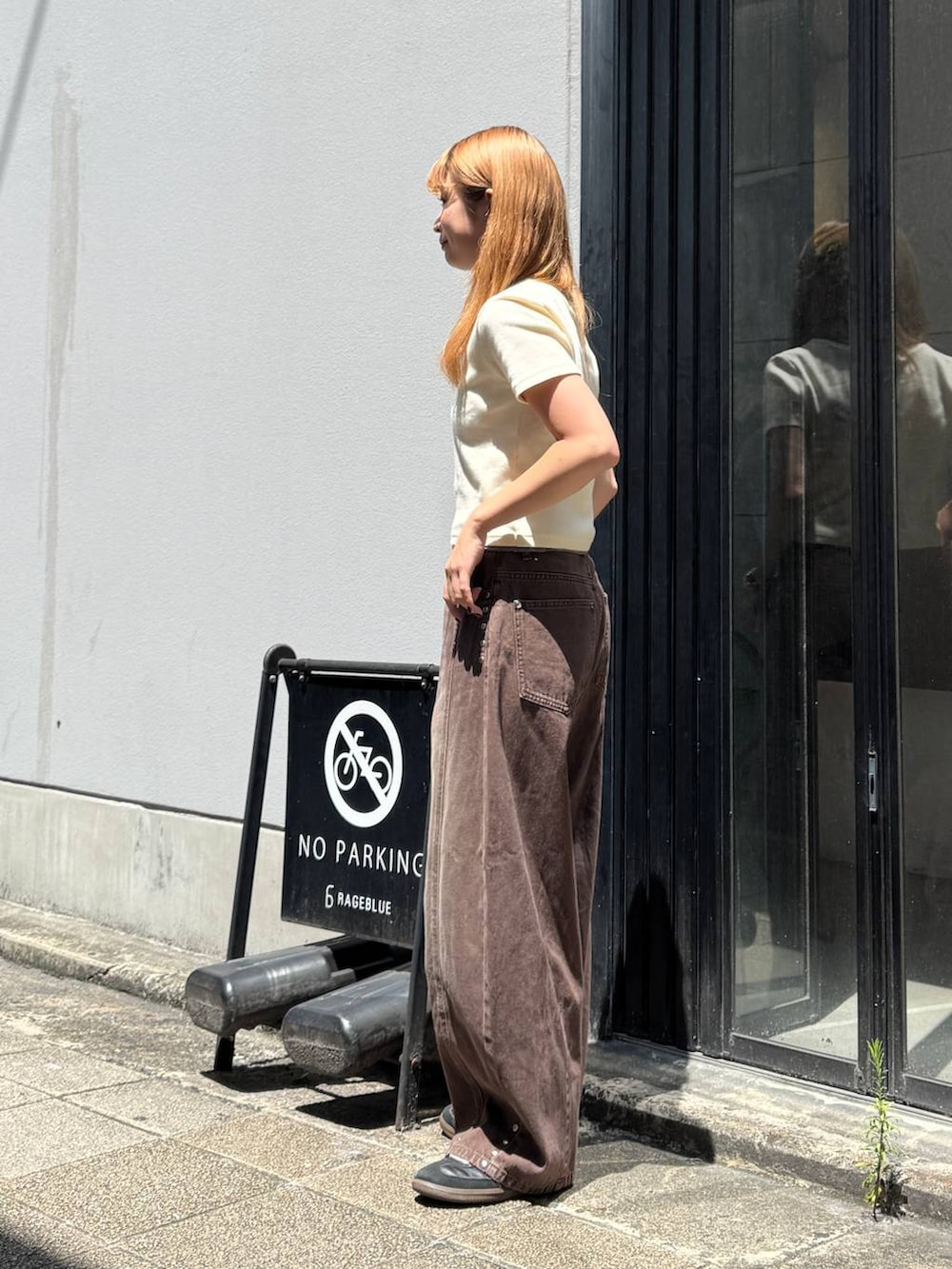 ブラウン系のデニムパンツ、ホワイト系のTシャツ/カットソーを着用したレディースの夏コーディネートの4枚目の写真