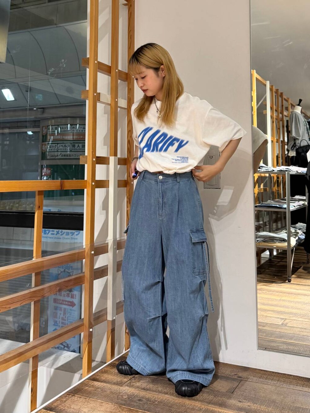 ブルー系のデニムパンツ、ホワイト系のTシャツ/カットソーを着用したレディースの夏コーディネートの3枚目の写真