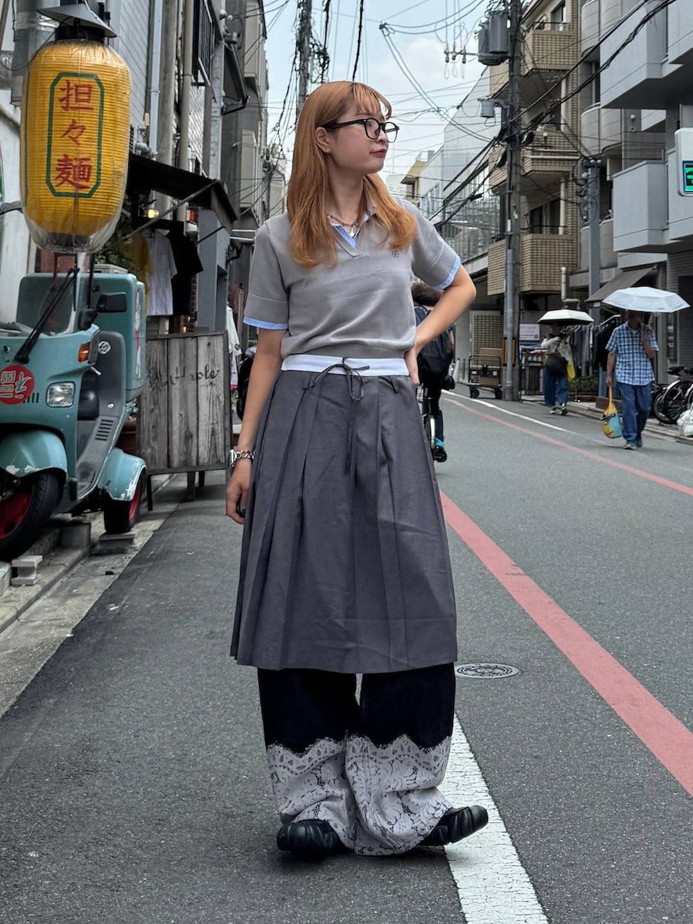 グレー系のスカート、ブラック系のデニムパンツ、グレー系のシャツ/ブラウスを着用したレディースの夏コーディネートの3枚目の写真