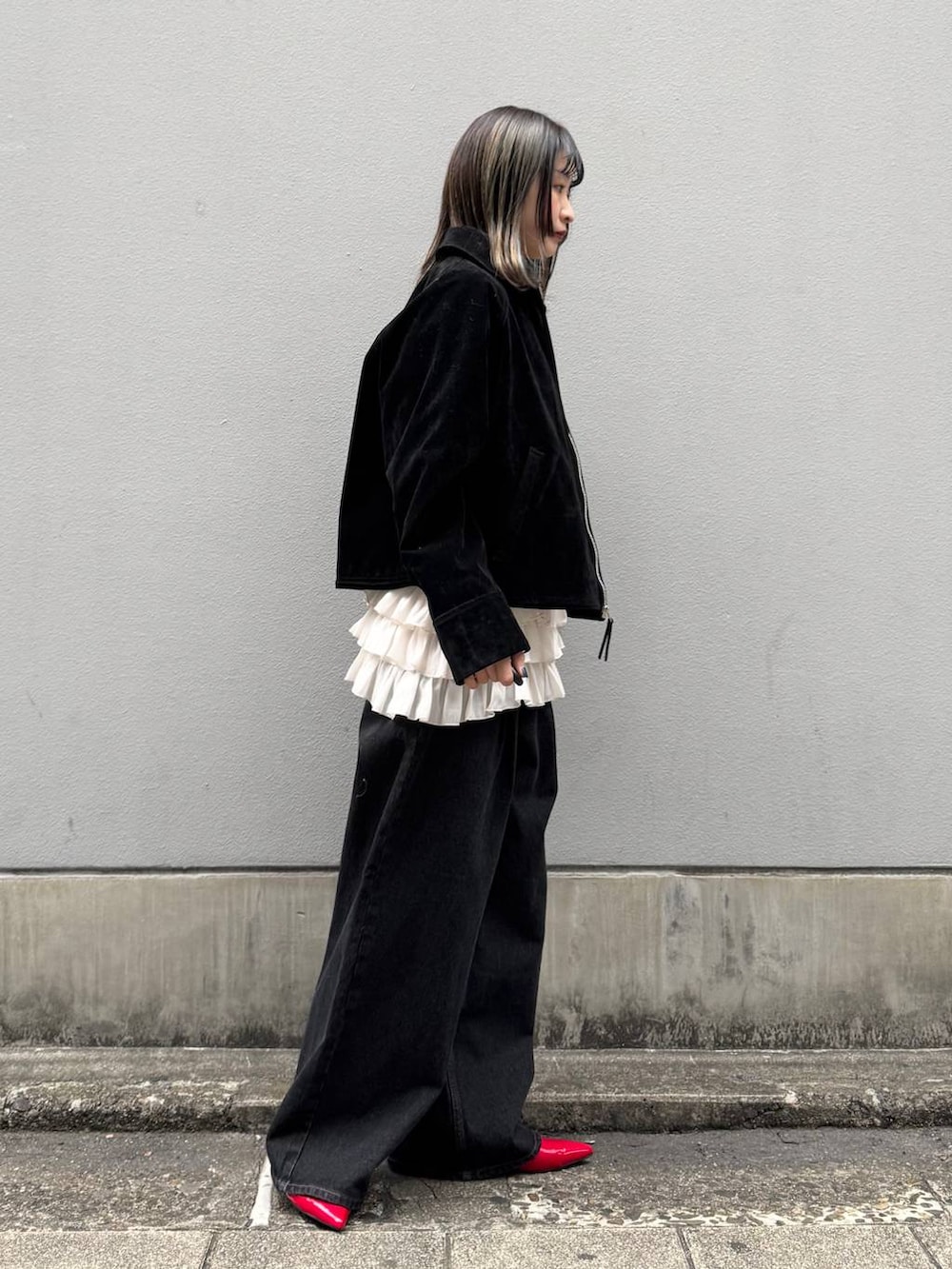 レッド系のパンプス、ブラック系のデニムパンツ、ホワイト系のTシャツ/カットソーを着用したレディースの春コーディネートの7枚目の写真