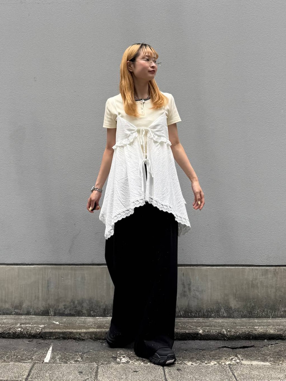 ブラック系のサンダル、ブラック系のスウェットパンツ、ホワイト系のTシャツ/カットソーを着用したレディースの夏コーディネートの2枚目の写真