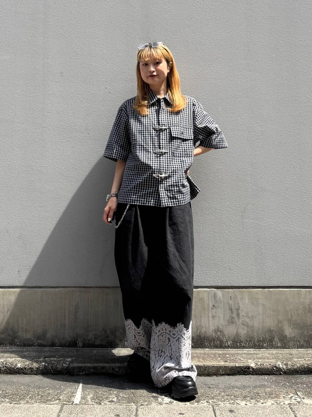 ブラック系のローファー、ブラック系のデニムパンツ、ブルー系のシャツ/ブラウスを着用したレディースの夏コーディネートの4枚目の写真