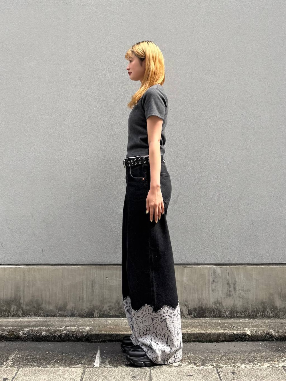 ブラック系のデニムパンツ、グレー系のTシャツ/カットソー、ブラック系のベルトを着用したレディースの夏コーディネートの5枚目の写真