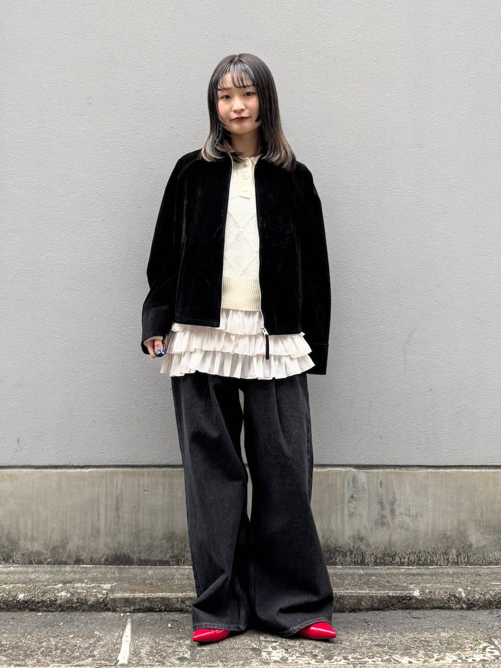 レッド系のパンプス、ブラック系のデニムパンツ、ホワイト系のTシャツ/カットソーを着用したレディースの春コーディネートの2枚目の写真