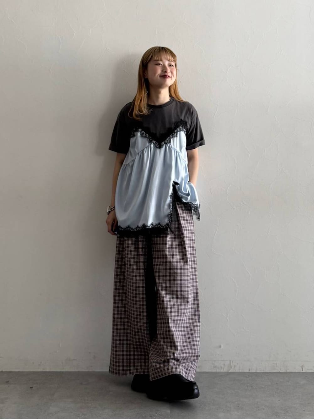 ブラック系のローファー、ピンク系のスラックス、グレー系のTシャツ/カットソーを着用したレディースの春コーディネートの2枚目の写真