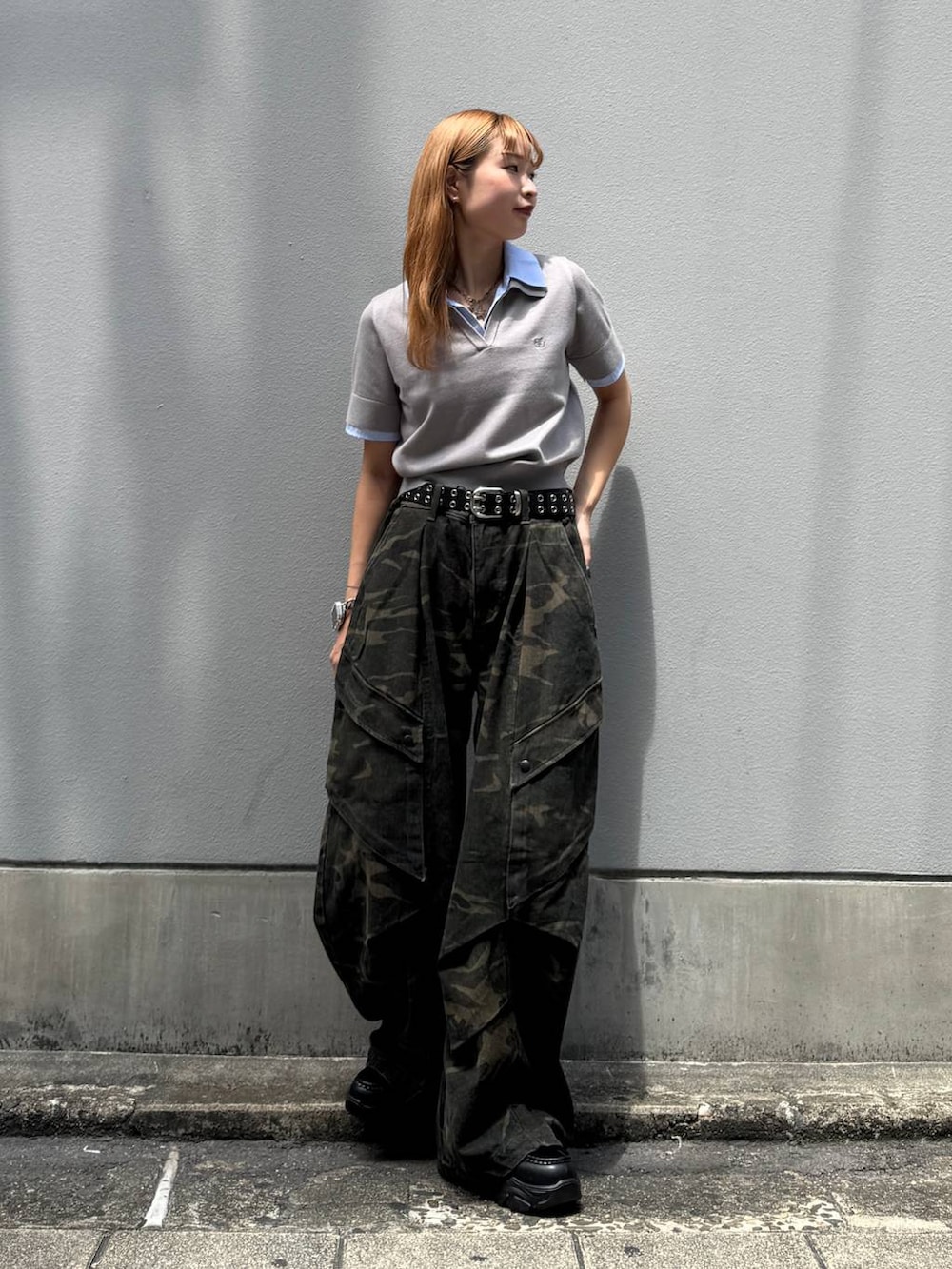 グレー系のシャツ/ブラウス、グリーン系のその他パンツ、ブラック系のベルトを着用したレディースの夏コーディネートの4枚目の写真