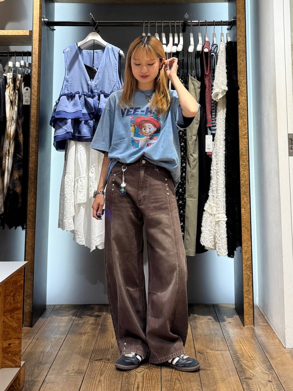 ブルー系のTシャツ/カットソー、ブラウン系のデニムパンツ、その他のキーホルダーを着用したレディースの夏コーディネートの3枚目の写真