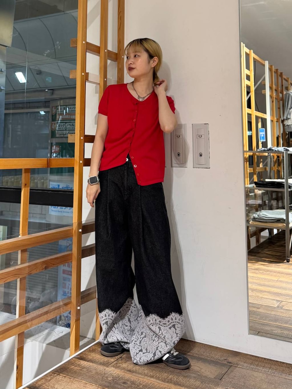 ブラック系のデニムパンツ、レッド系のカーディガン/ボレロを着用したレディースの夏コーディネートの3枚目の写真