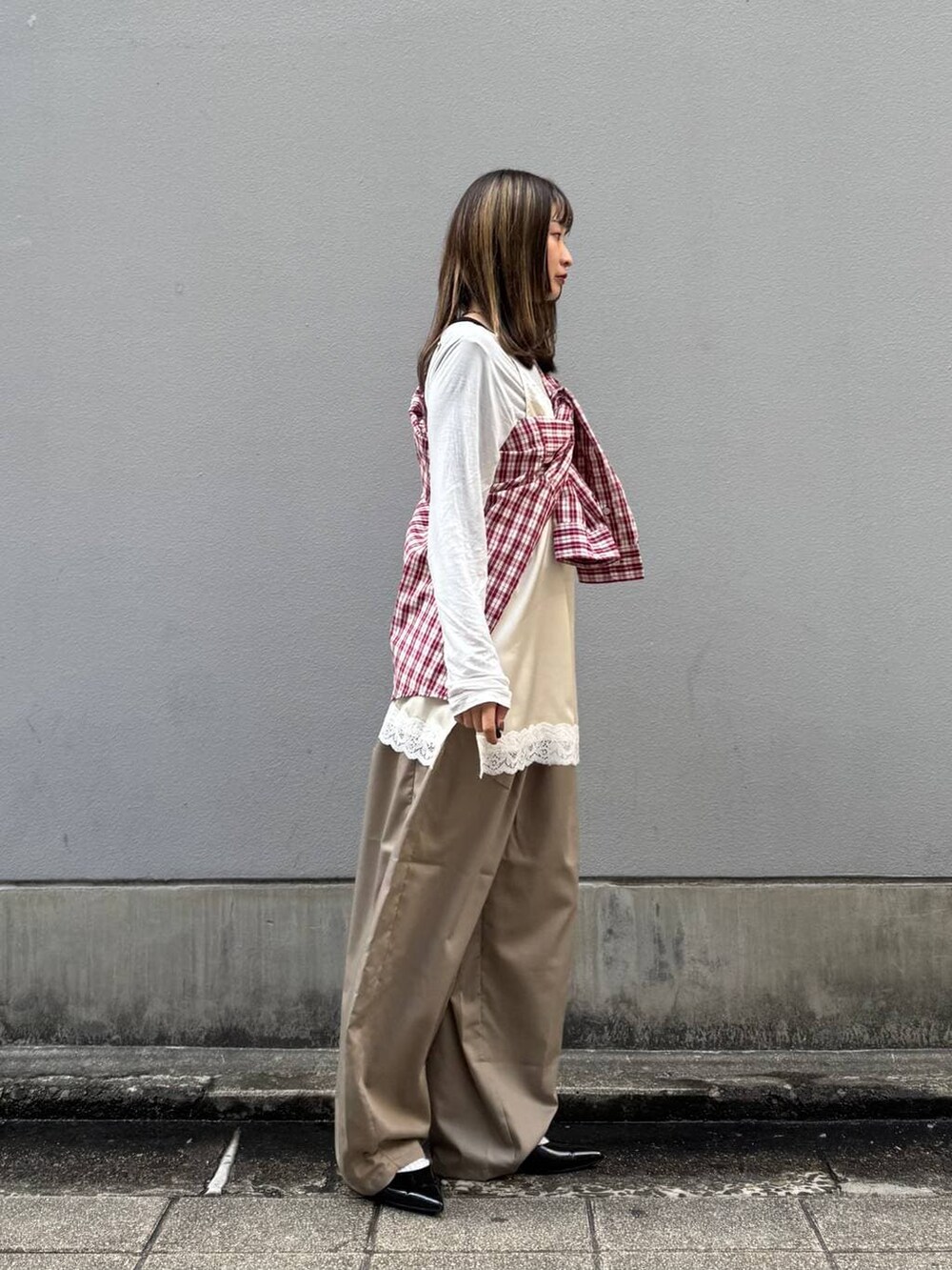 ブラック系のパンプス、ホワイト系のキャミソール、ベージュ系のスラックスを着用したレディースの春コーディネートの9枚目の写真