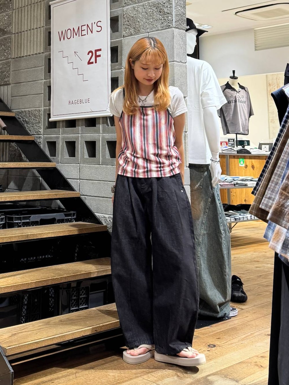 レッド系のTシャツ/カットソー、ブラック系のデニムパンツ、ホワイト系のTシャツ/カットソーを着用したレディースの夏コーディネートの4枚目の写真
