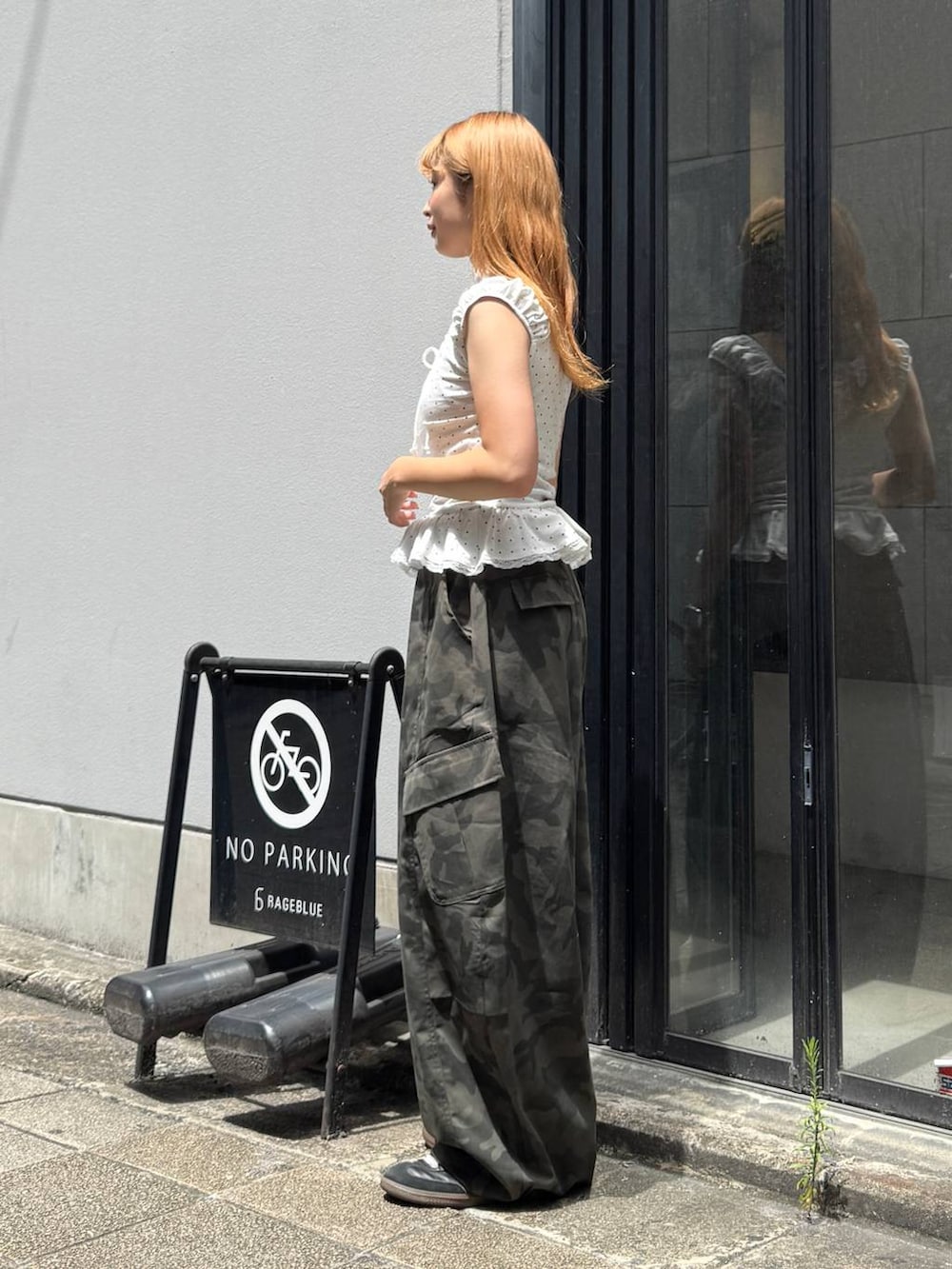その他のカーゴパンツ、ホワイト系のTシャツ/カットソーを着用したレディースの夏コーディネートの5枚目の写真