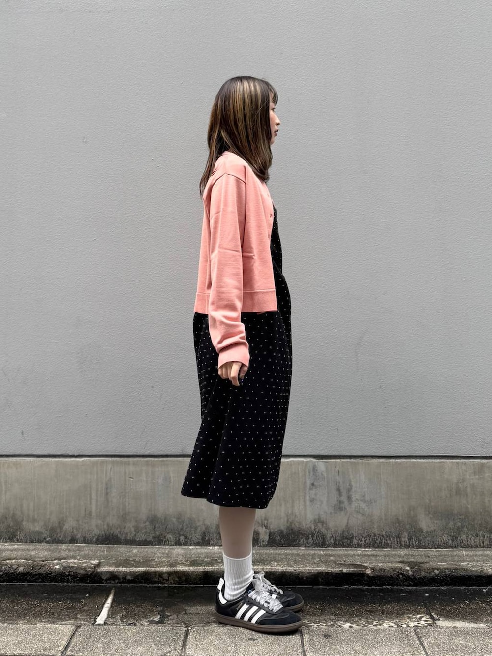 ブラック系のワンピース、ピンク系のTシャツ/カットソー、ピンク系のTシャツ/カットソーを着用したレディースの春コーディネートの6枚目の写真