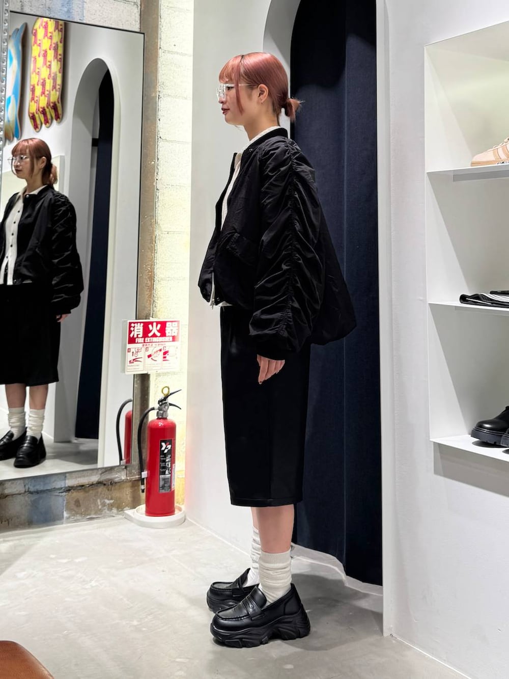 ブラック系のその他パンツ、ブラック系のMA-1、ホワイト系のカーディガン/ボレロを着用したレディースの秋コーディネートの4枚目の写真