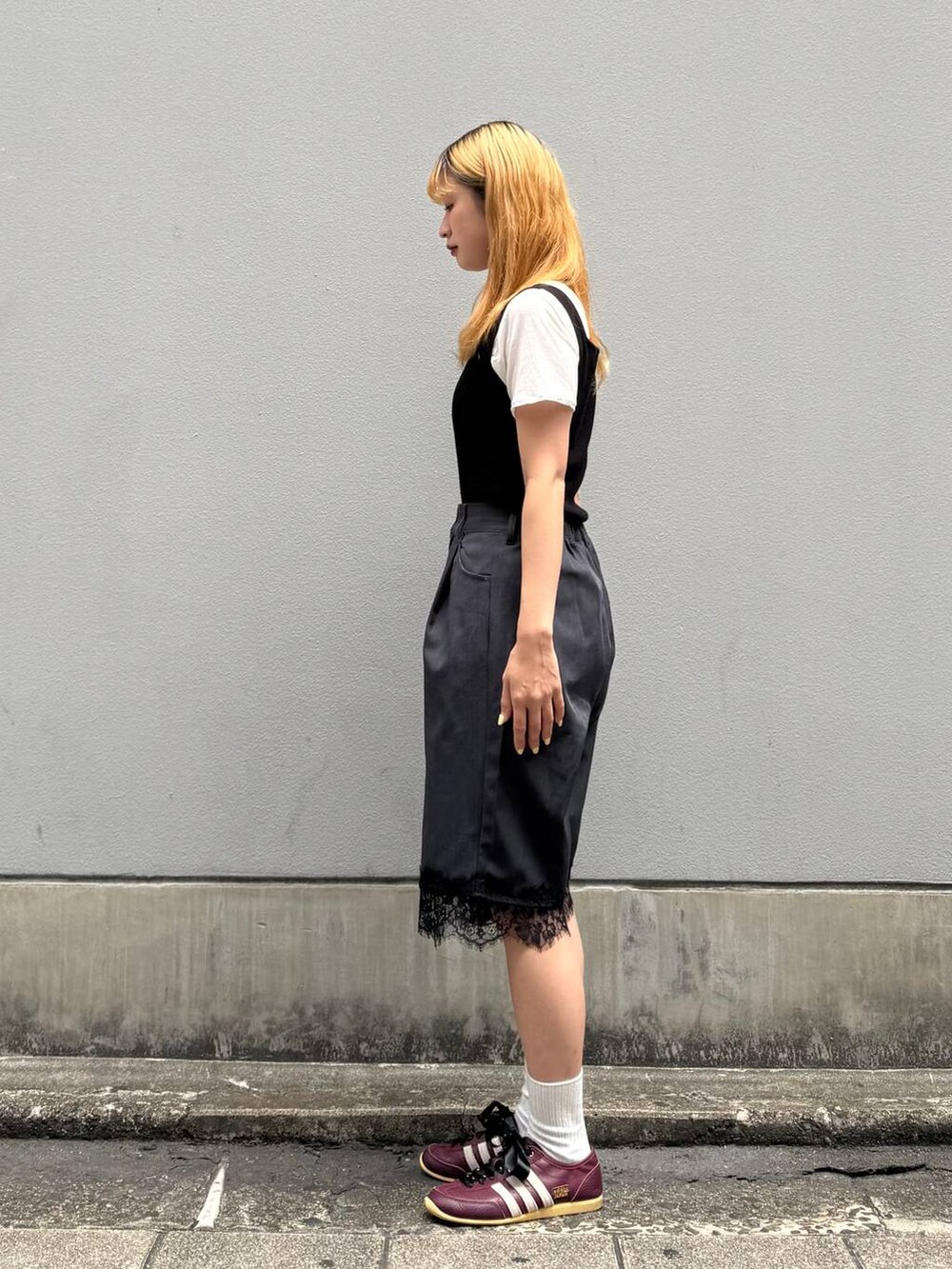 ブラック系のタンクトップ、ホワイト系のTシャツ/カットソー、ブラック系のスラックスを着用したレディースの夏コーディネートの5枚目の写真