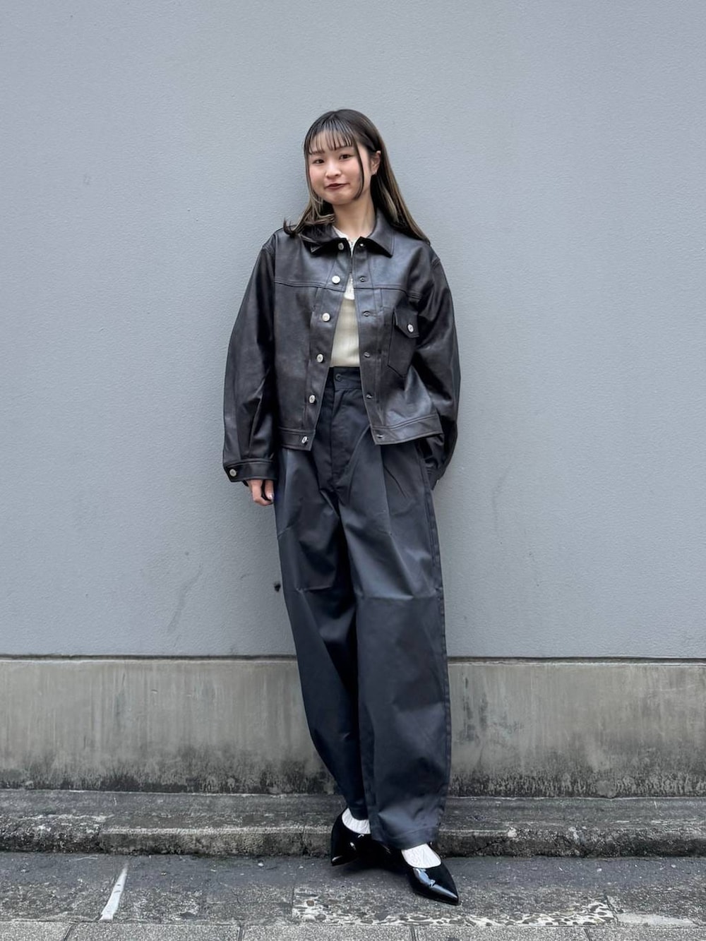 グレー系のチノパンツ、レッド系のパンプス、ブラウン系のブルゾンを着用したレディースの春コーディネートの5枚目の写真