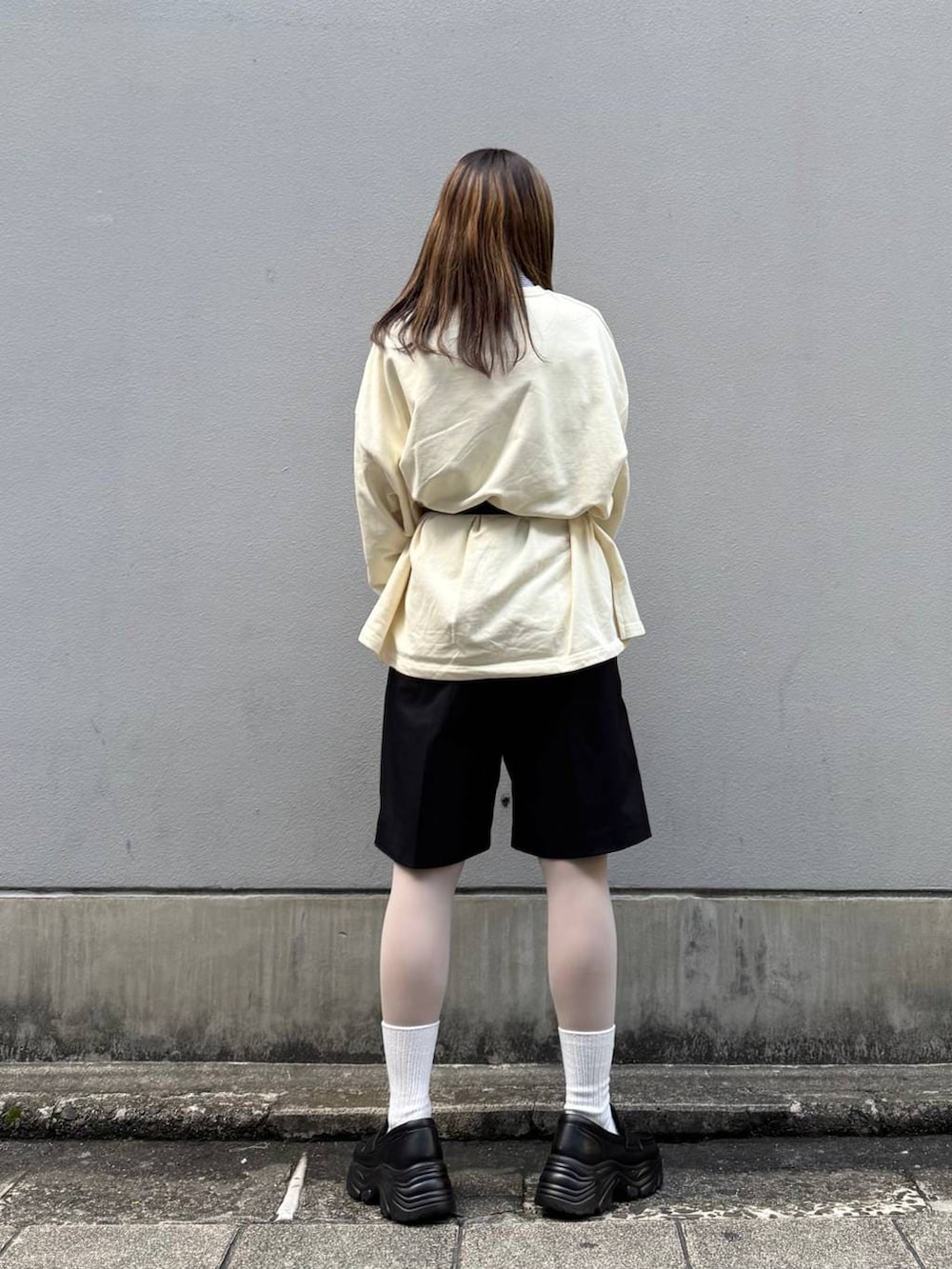 ブラック系のローファー、ブラック系のスラックス、ブルー系のシャツ/ブラウスを着用したレディースの春コーディネートの6枚目の写真