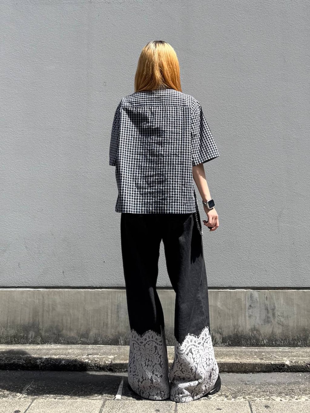 ブラック系のローファー、ブラック系のデニムパンツ、ブルー系のシャツ/ブラウスを着用したレディースの夏コーディネートの7枚目の写真