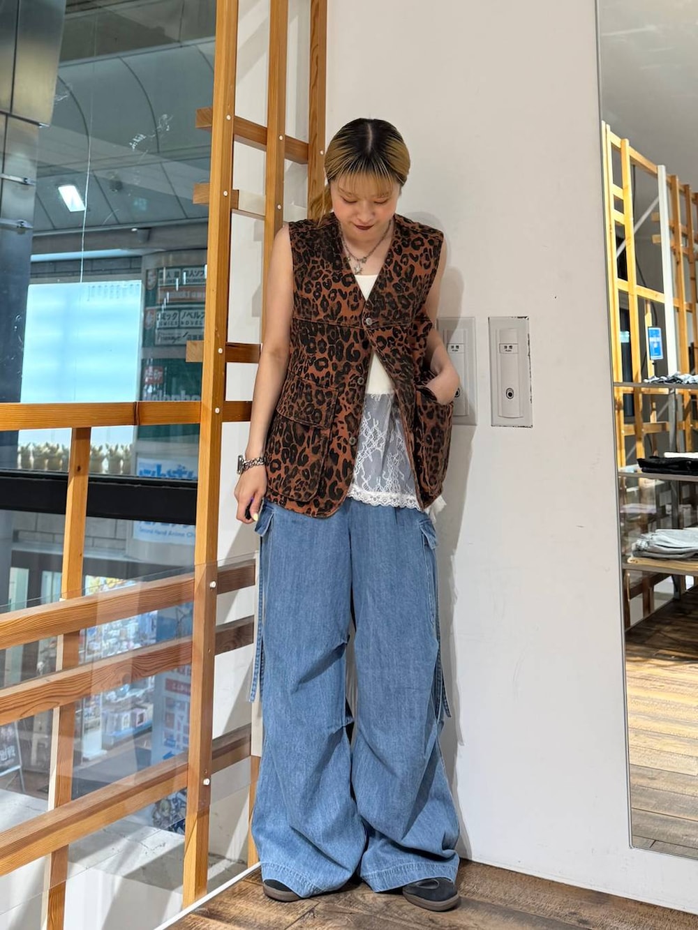 ホワイト系のTシャツ/カットソー、ブルー系のデニムパンツ、その他のベストを着用したレディースの夏コーディネートの2枚目の写真