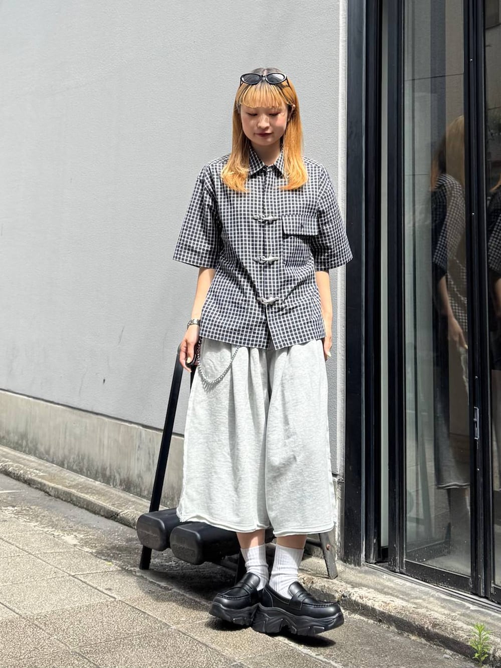 グレー系のスウェットパンツ、ブルー系のシャツ/ブラウス、ブラック系のサングラスを着用したレディースの夏コーディネートの3枚目の写真