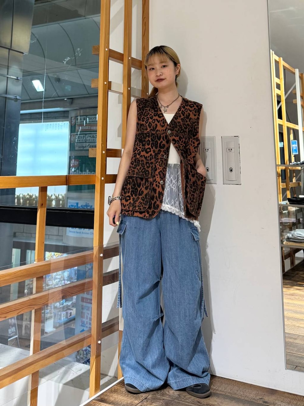 ホワイト系のTシャツ/カットソー、ブルー系のデニムパンツ、その他のベストを着用したレディースの夏コーディネートの3枚目の写真
