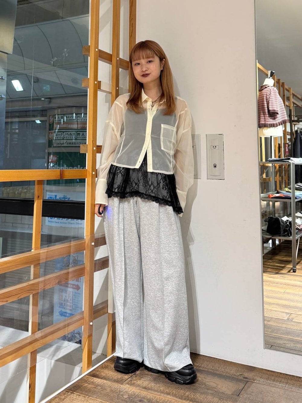 ホワイト系のシャツ/ブラウス、ブラック系のTシャツ/カットソー、ブラック系のローファーを着用したレディースの夏コーディネートの2枚目の写真