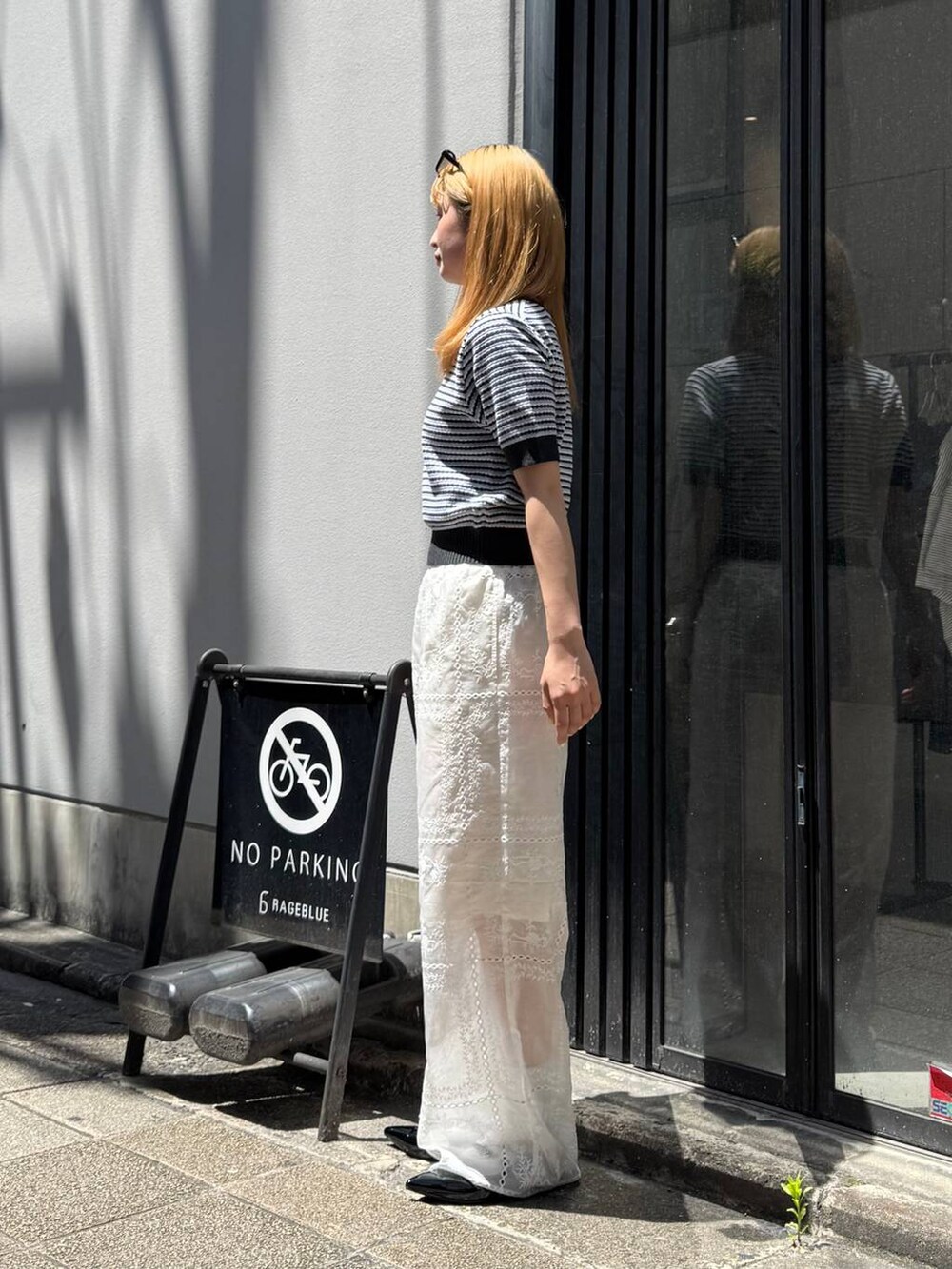 ブラック系のパンプス、グレー系のニット/セーター、ホワイト系のその他パンツを着用したレディースの夏コーディネートの5枚目の写真