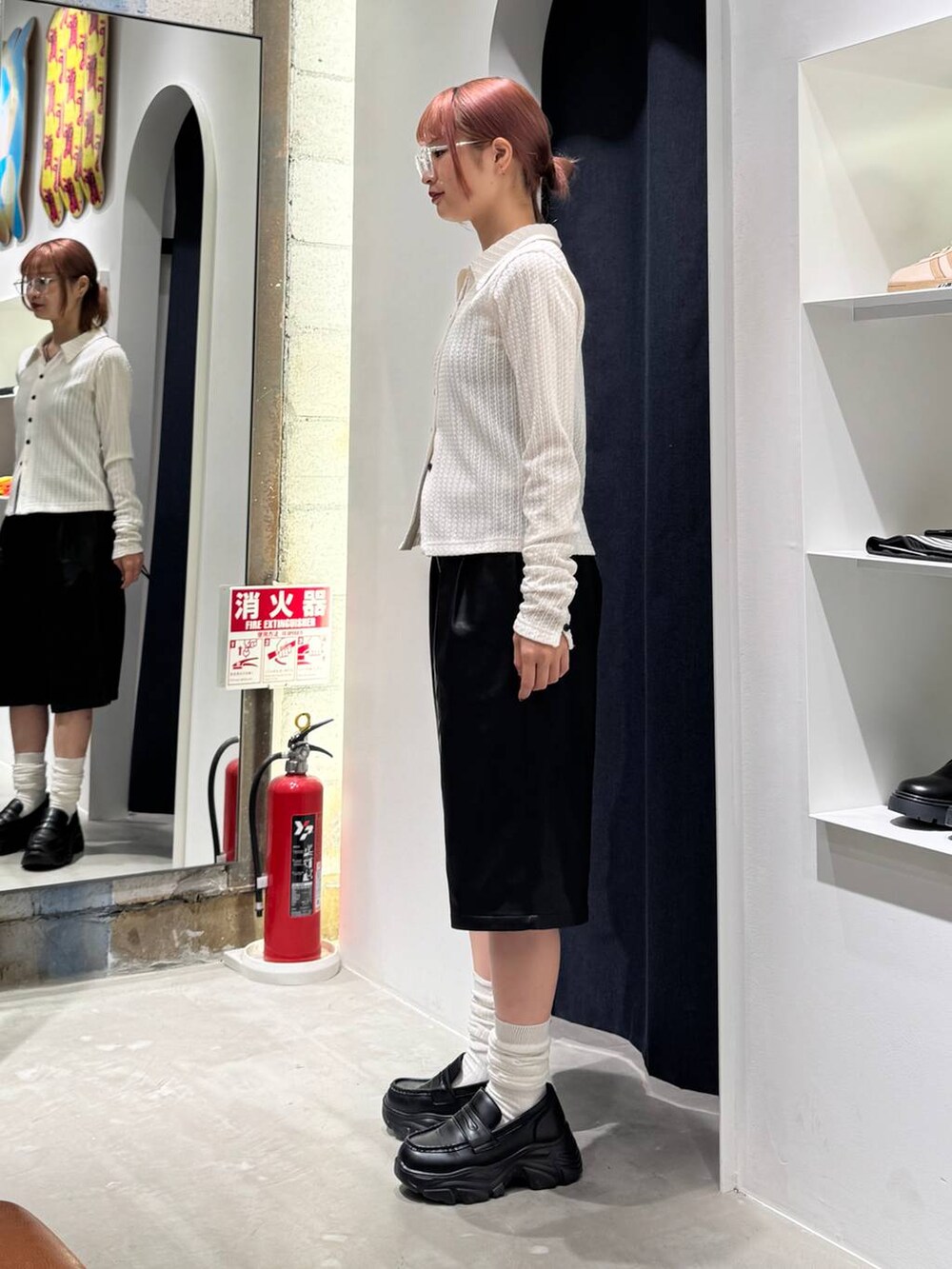 ブラック系のその他パンツ、ホワイト系のカーディガン/ボレロ、ホワイト系のソックス/靴下を着用したレディースの秋コーディネートの4枚目の写真