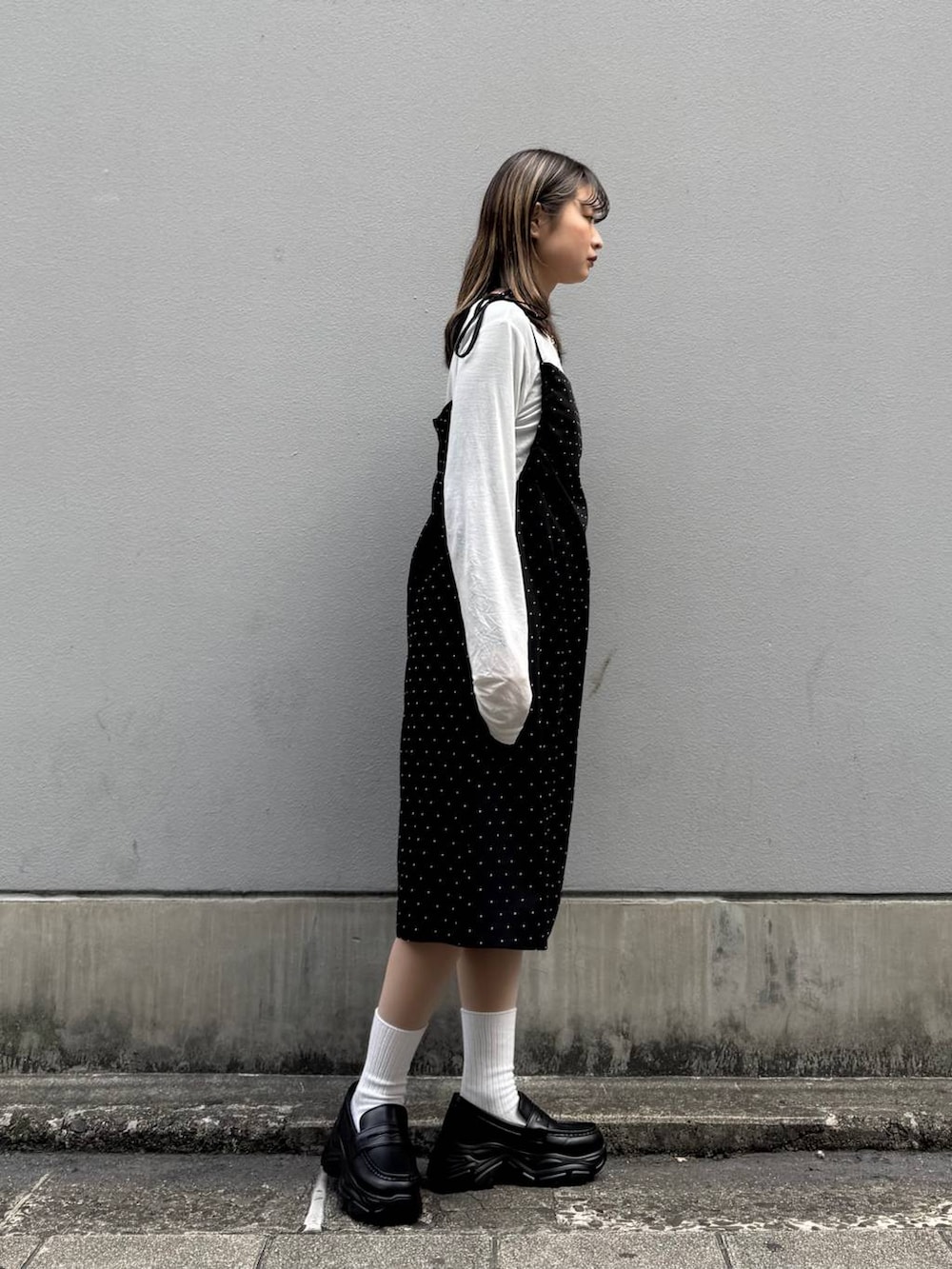 ブラック系のローファー、ブラック系のワンピース、ホワイト系のTシャツ/カットソーを着用したレディースの春コーディネートの7枚目の写真