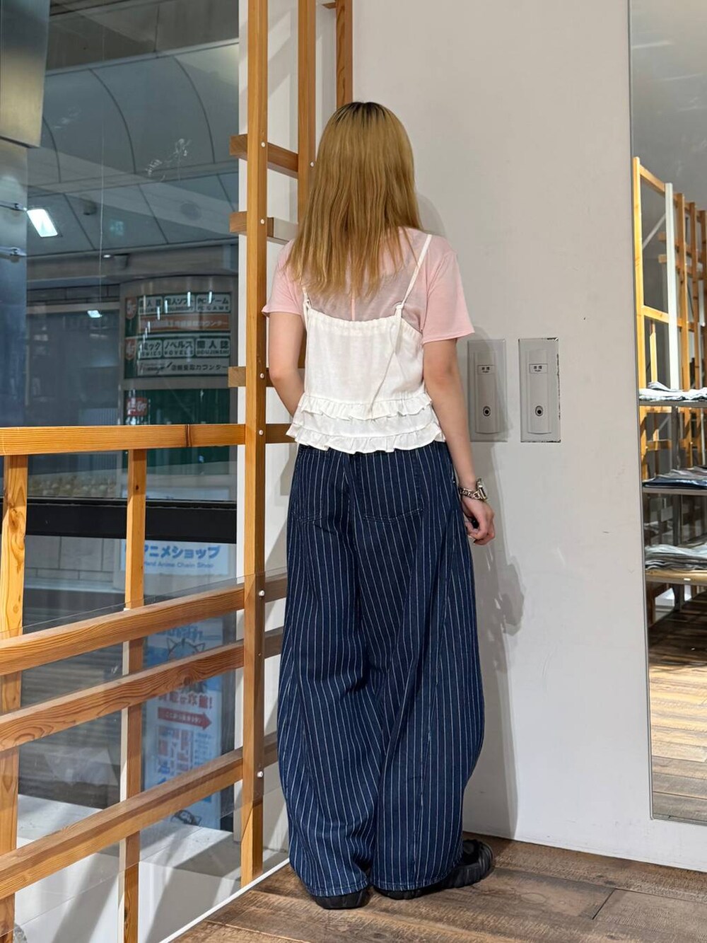 ピンク系のTシャツ/カットソー、ホワイト系のキャミソール、ブルー系のデニムパンツを着用したレディースの夏コーディネートの5枚目の写真