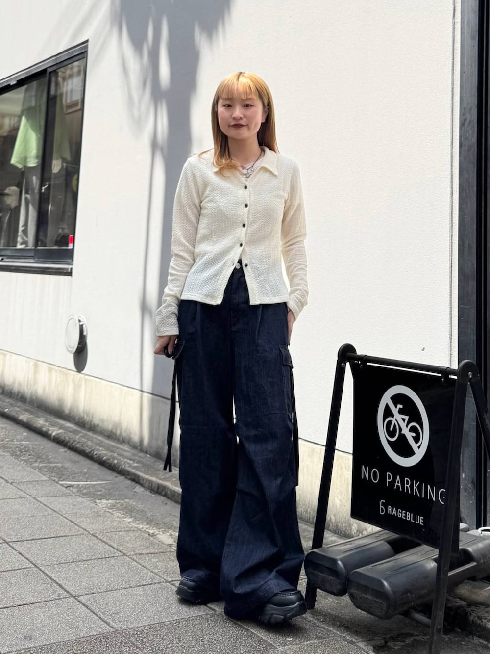 ブラック系のローファー、ブルー系のデニムパンツ、ホワイト系のカーディガン/ボレロを着用したレディースの春コーディネートの2枚目の写真