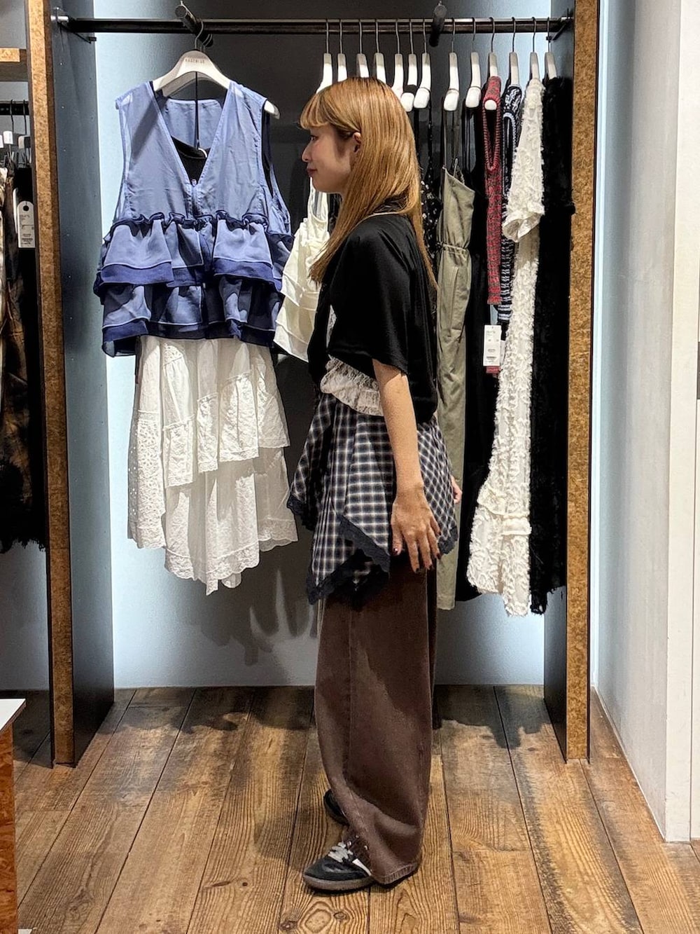 ブラック系のTシャツ/カットソー、ブラウン系のデニムパンツ、ブルー系のキャミソールを着用したレディースの夏コーディネートの4枚目の写真