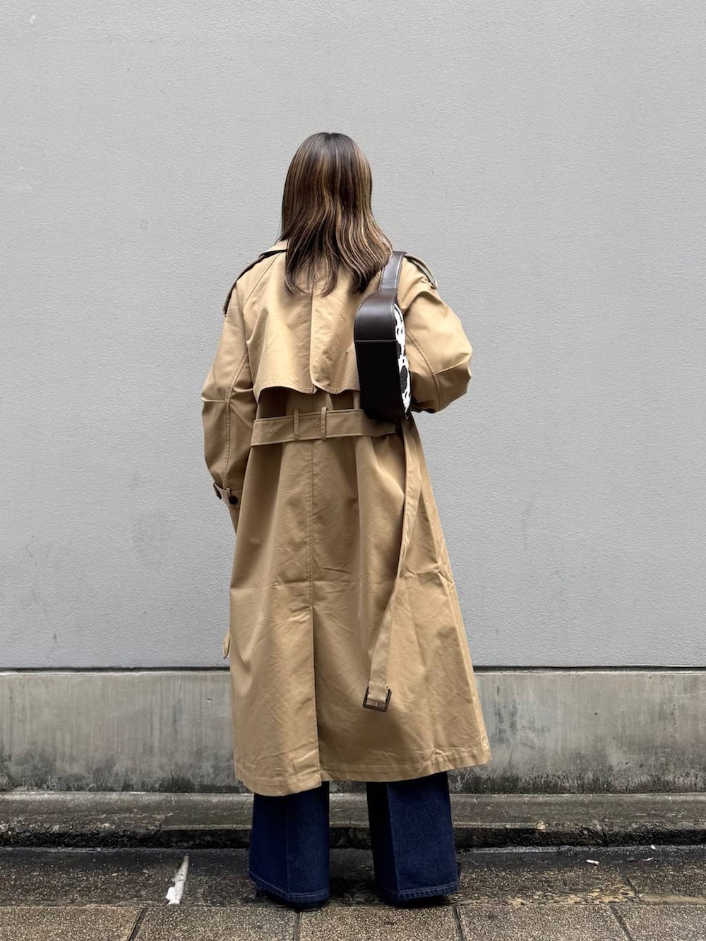 ブルー系のデニムパンツ、ホワイト系のシャツ/ブラウス、ブラック系のパンプスを着用したレディースの春コーディネートの7枚目の写真