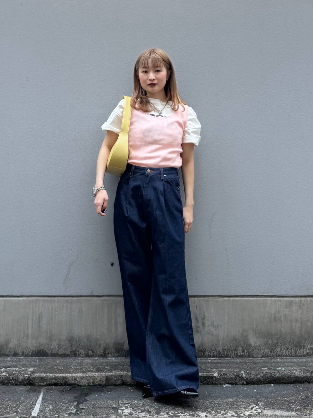 ブルー系のデニムパンツ、ホワイト系のTシャツ/カットソー、ブラック系のパンプスを着用したレディースの春コーディネートの5枚目の写真