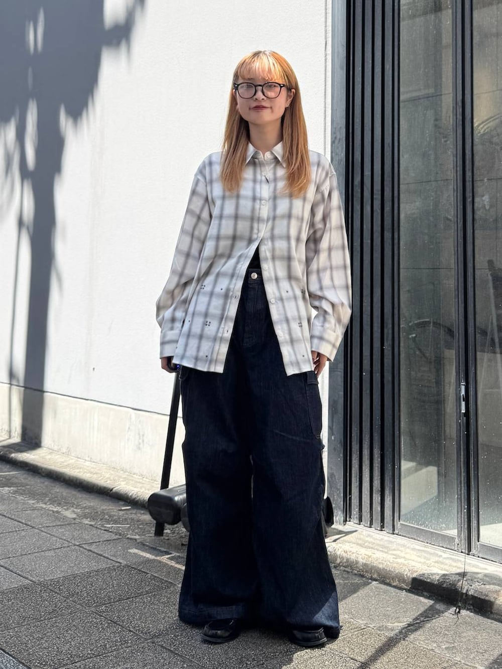 ホワイト系のシャツ/ブラウス、ブルー系のデニムパンツを着用したレディースの夏コーディネートの2枚目の写真